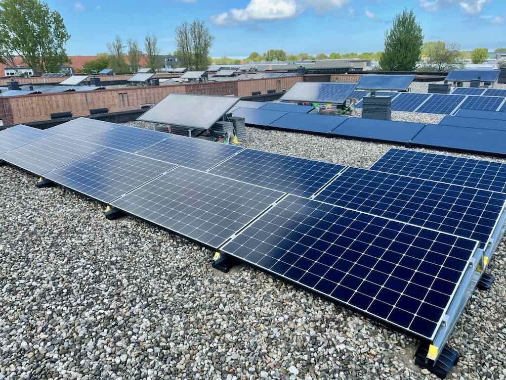 Zonnepanelen voeren instraling af in de vorm van stroom en houden het dak koel
